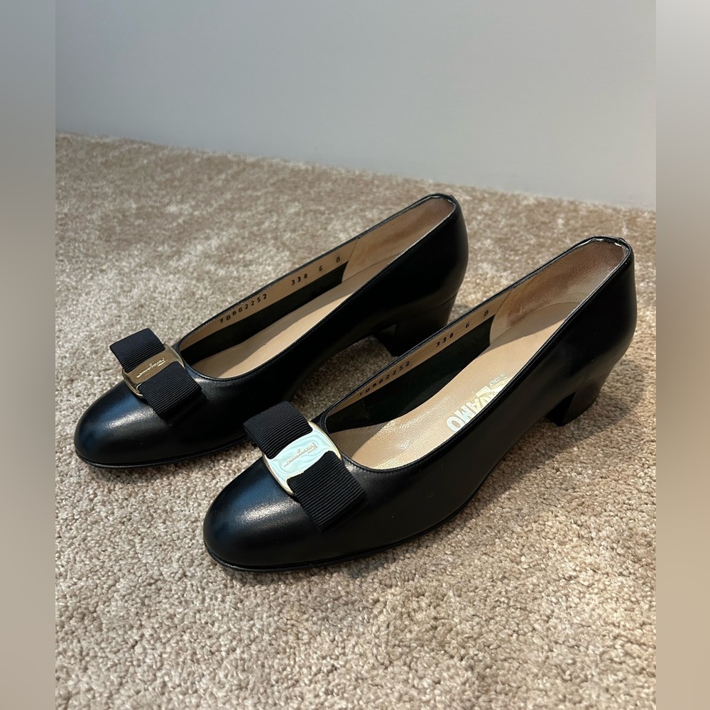 Salvatore Ferragamo Vara Black Pumps Size 6